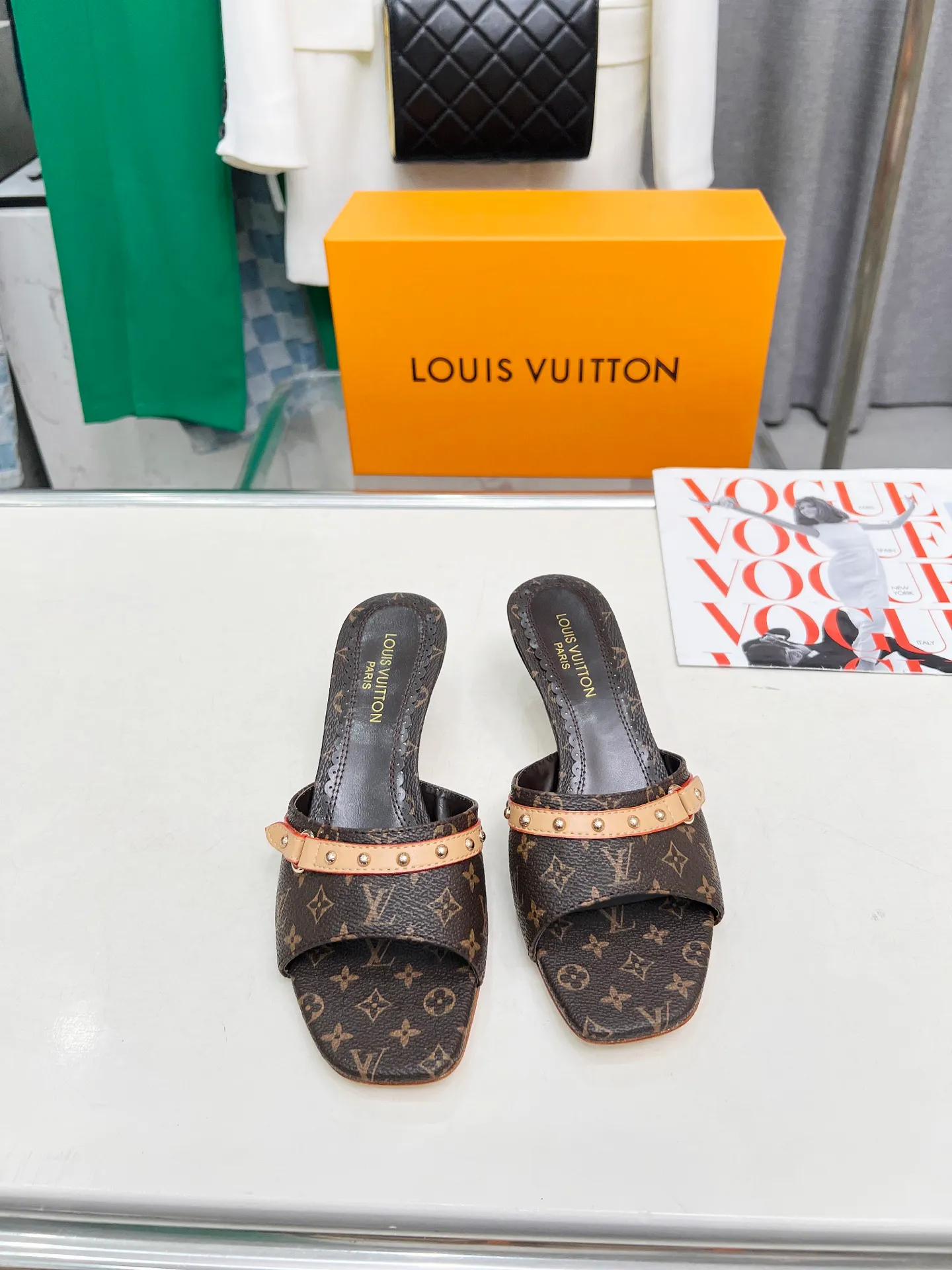 Factory direct sales👟👟Ex-factory price 440👟👟 LV new denim denim kitten heel slippers 2025 summer must-have for goddesses, original replica, super comfortable on the feet. Show off the queen's temperament, the heel height is 5.5CM, which shows your temperament without being tiring. Standard code: 35-42 (41 and 42 codes are customized, non-returnable and non-exchangeable)